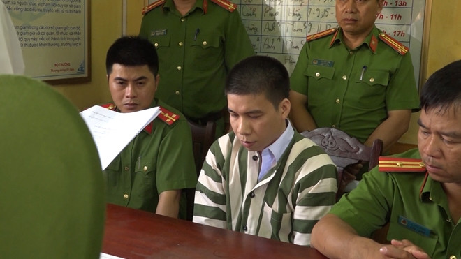 Tại cơ quan điều tra, trước những chứng cứ không thể chối cãi, Mạnh thừa nhận gây ra vụ án tại nhà nghỉ TC (Bình Giang, Hải Dương). Mạnh khai đồng phạm với là Phạm Văn Thái. Do chơi bời cờ bạc thua nên Mạnh và Thái rơi vào cảnh túng tiền. Để có tiền tiếp tục "đỏ đen", hai đối tượng đã bàn nhau đi cướp tài sản. Thái nói về nhà nghỉ TC để "hành động" vì hắn biết chủ nhà nghỉ này thường ở một mình. (Ảnh: CAND) 