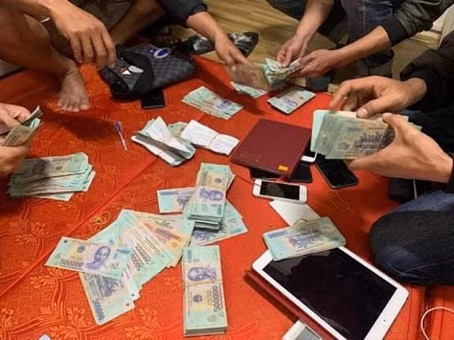 Khi các trinh sát đưa chiếc áo dính máu thu được gần hiện trường vụ án, N nhận ra đây là áo của Vũ Kim Mạnh. Công tác xác minh cho thấy, Mạnh là đối tượng chơi bời, lêu lổng và thường xuyên tham gia đánh bạc. Bằng các biện pháp nghiệp vụ, Công an Hải Dương phát hiện Mạnh đang lẩn trốn tại TP Chí Linh vào chiều 23/1/2014 nên tiến hành bắt giữ. (Ảnh minh hoạ, nguồn Internet)