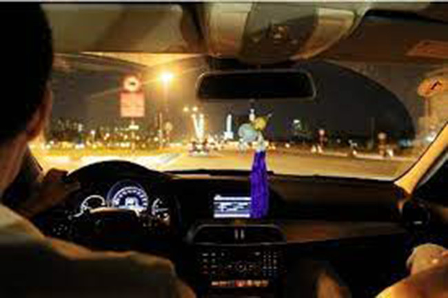 Lần theo hướng di chuyển của 2 thanh niên lạ mặt này, công an thu giữ được một chiếc áo vứt bên đường. Chiếc áo này có nhiều vết nâu, nghi máu. Theo đánh giá của các điều tra viên có thể đây là áo của nghi phạm. Tại khu vực ngã ba Phủ, cơ quan điều tra được biết vào tối 21/1 có hai thanh niên đã bắt xe taxi đi về hướng thị trấn Lai Cách (Hải Dương). Theo lái xe taxi, hai thanh niên thuê xe từ ngã ba Phủ đều tầm ngoài 20 tuổi. Khi về tới thị trấn Lai Cách, hai người này xuống. Người lái xe taxi đã miêu tả được khá rõ về hai nghi phạm, giúp Công an Hải Dương bước đầu có những manh mối cụ thể. (Ảnh minh hoạ, nguồn Internet)