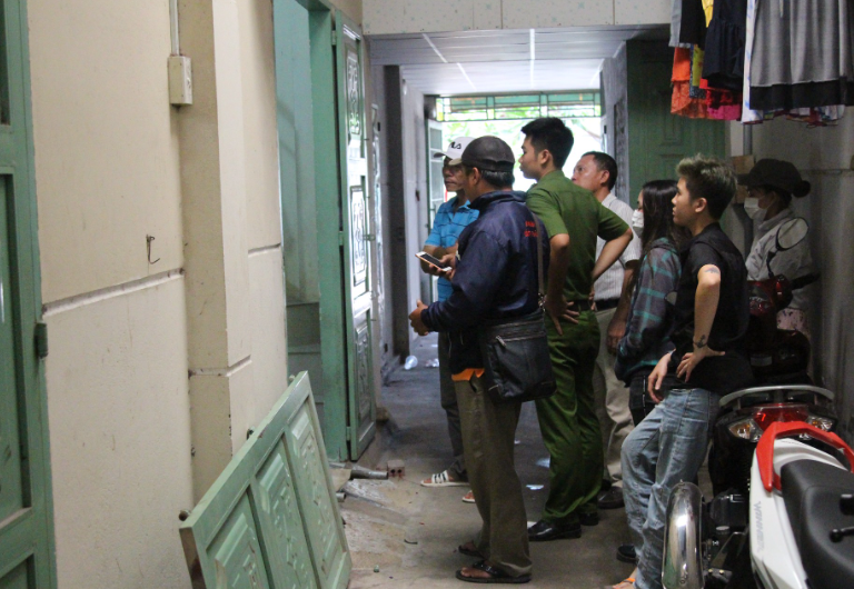 Công an xác định bà M nằm chết trên nền nhà, cơ thể có nhiều vết thương. Qua giám định, những vết thương này được gây ra bởi vật sắc nhọn. Thời gian tử vong vào khoảng trên 5 tiếng, tức là nạn nhân bị sát hại vào ngày 21/1. (Ảnh minh hoạ, nguồn Internet)