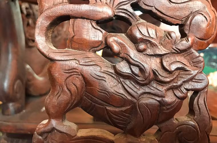 Đặc biệt hình ảnh tứ linh “Long, lân, quy, phụng” xuất hiện dày đặc trong từng sản phẩm đã nâng tầm giá trị của 2 bộ bàn ghế.