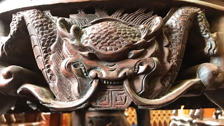 Toàn bộ 18 món đồ gỗ của 2 bộ bàn ghế gỗ nói trên đều là gỗ tự nhiên được chạm trổ hết sức tinh vi đến từng chi tiết.