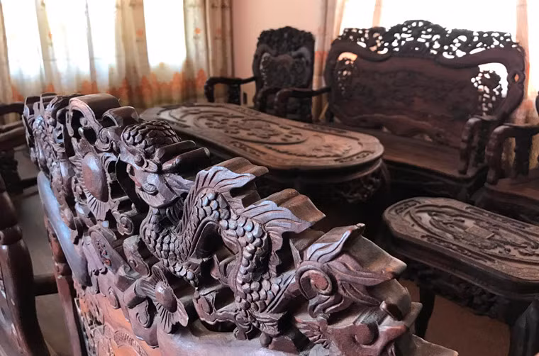 Cận cảnh hai bộ đồ gỗ là những chiếc bàn, ghế được chạm trổ vô cùng tinh vi.