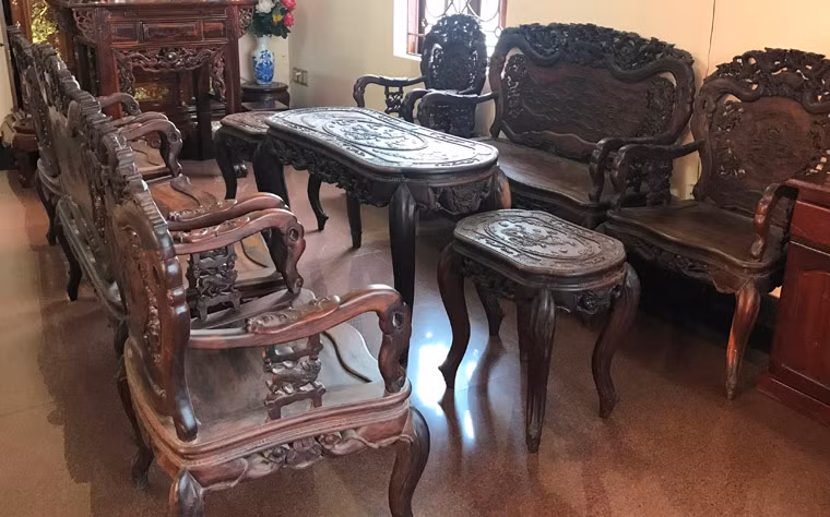 Theo ông B., cơ duyên ông sở hữu được 2 bộ đồ gỗ này là được vị sư trụ trì ngôi chùa rất nổi tiếng ở tỉnh Lâm Đồng tặng vì gia đình ông xưa nay vốn là những Phật tử gắn bó sâu sắc với chùa.