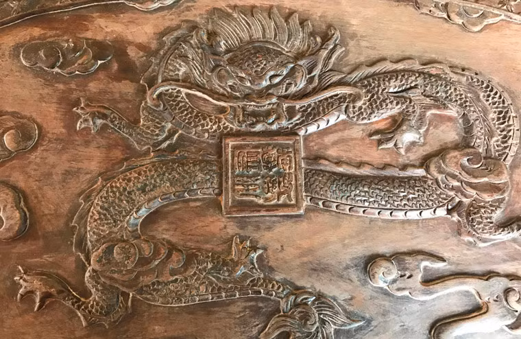 và mặt bàn chạm hình rồng 4 móng đầy ấn tượng.