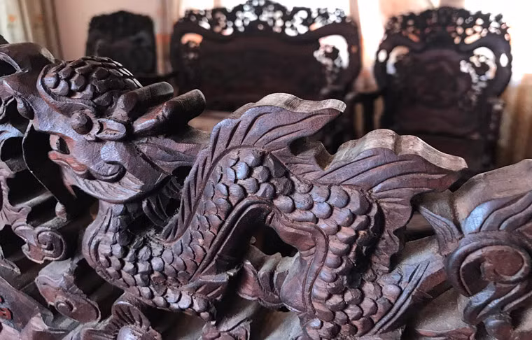 Ông B. khẳng định hoàn toàn không biết gì về loại gỗ cũng như niên đại chính xác nhưng đã có nhiều người đến xem, muốn mua với giá hơn 4 tỷ đồng mỗi bộ mà ông không bán. 