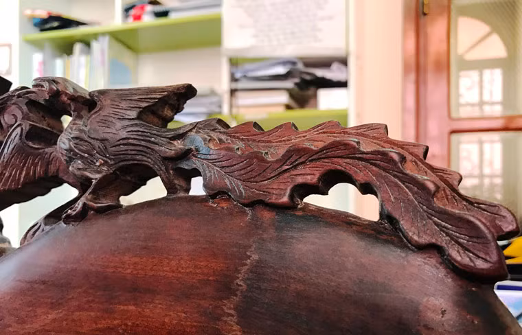 Từng cạnh ghế, mặt bàn...được chạm trổ những hoạ tiết vô cùng sắc xảo, tinh vi.