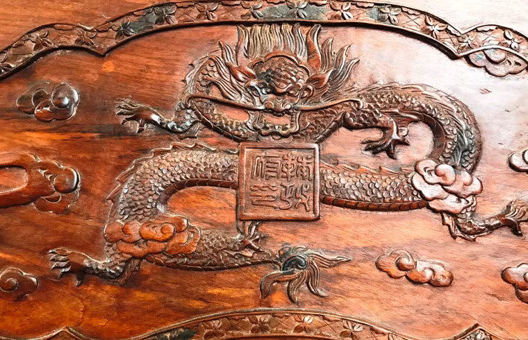 2 bộ bàn ghế bằng gỗ quý, mỗi bộ 9 món gồm: 2 ghế dài, 4 ghế đơn, 1 bàn lớn và 2 đôn mà ông B. được vị sư trụ trì tặng vào năm 2016.