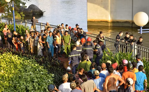 Di xe may va vao thanh cau roi xuong kenh, 1 nguoi chet