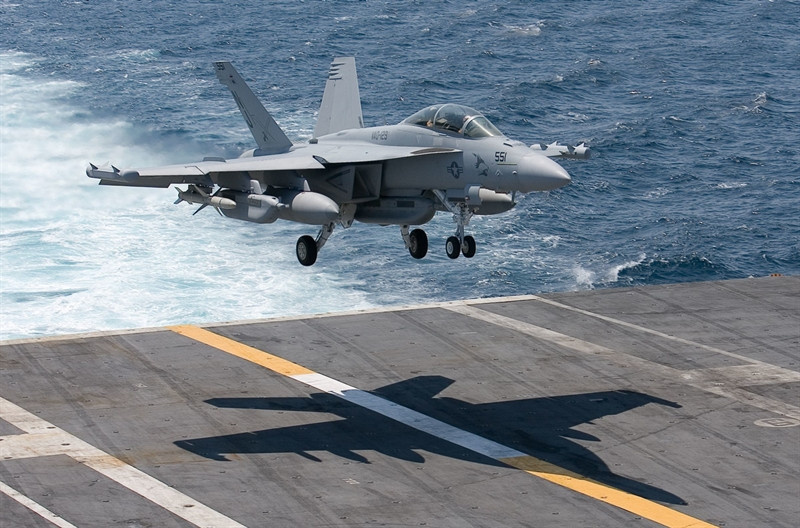 Điều đặc biệt là cùng với NGJ, tới năm 2022, Hải quân Mỹ sẽ tiếp nhận thêm hệ thống đối kháng điện tử tầm trung mới NGJ-MB. Thiết bị gây nhiễu do hãng chế tạo Raytheon với tên mã AN/ALQ-249 cũng được thiết kế phù hợp với máy bay EA-18G Growler.