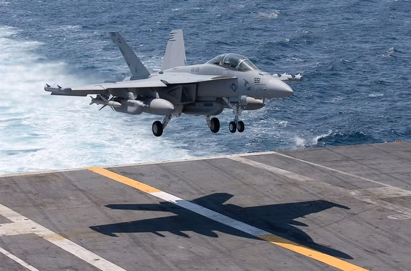 Điều đặc biệt là cùng với NGJ, tới năm 2022, Hải quân Mỹ sẽ tiếp nhận thêm hệ thống đối kháng điện tử tầm trung mới NGJ-MB. Thiết bị gây nhiễu do hãng chế tạo Raytheon với tên mã AN/ALQ-249 cũng được thiết kế phù hợp với máy bay EA-18G Growler.