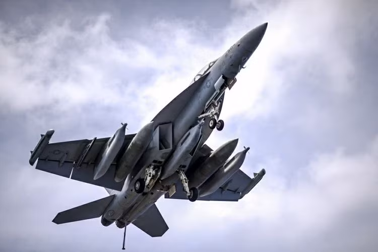 Đến khi NGJ-LB và NGJ-MB chính thức đi vào hoạt động, Hải quân Mỹ tin rằng máy bay tác chiến điện tử EA-18G có thể tấn công áp chế hầu hết hệ thống radar phòng không của đối phương, kể cả radar của S-400 Nga. Ảnh trong bài: Hệ thống EW mới thử nghiệm trên máy bay EA-18G.