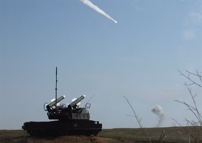 "Chính phủ Hiệp định quốc gia Libya (GNA) được Thổ Nhĩ Kỳ hỗ trợ và các đồng minh của họ đang đẩy mạnh các cuộc tấn công vào thành phố chiến lược Tarhun nhằm bẻ gãy sức kháng cự của LNA", Al Masdar News nói rõ.