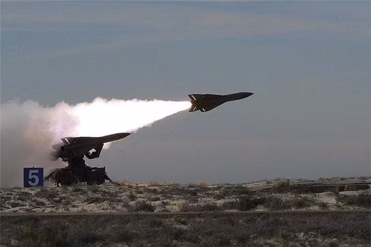 Hệ thống tên lửa phòng không MIM-23 Hawk bắt đầu phục vụ trong quân đội Mỹ từ tháng 8/1960, kể từ đó đến nay vũ khí này đã trải qua nhiều lần cải tiến nhằm đáp ứng yêu cầu của chiến tranh hiện đại.