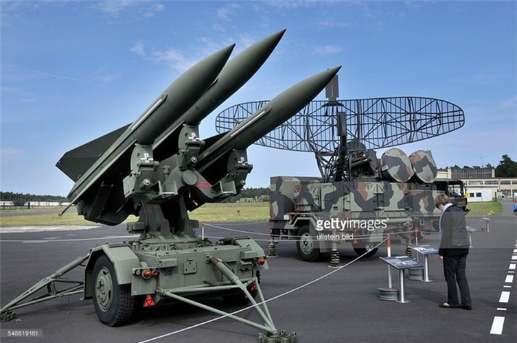 Tên lửa có thể tiêu diệt mục tiêu ở cự ly 2 - 35 km, đạt độ cao tối đa 11.000 m, tốc độ hành trình Mach 2,4. Đầu tự dẫn radar bán chủ động của đạn cho độ chính xác khá cao.