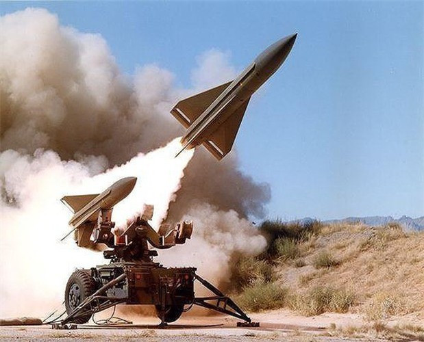 Tổ hợp MIM-23 Hawk do công ty Raytheon thiết kế, khoảng 40.000 quả tên lửa đã được chế tạo suốt thế kỷ 20 cho nhiệm vụ tấn công mục tiêu đường không ở độ cao trung bình và lớn.