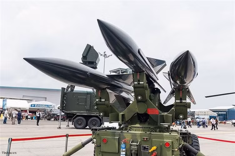 Đạn tên lửa của hệ thống MIM-23A Hawk có chiều dài 5,08 m; đường kính thân 0,37 m; sải cánh 1,21 m; lắp đầu đạn nổ mảnh nặng 54 kg và trọng lượng phóng 584 kg.