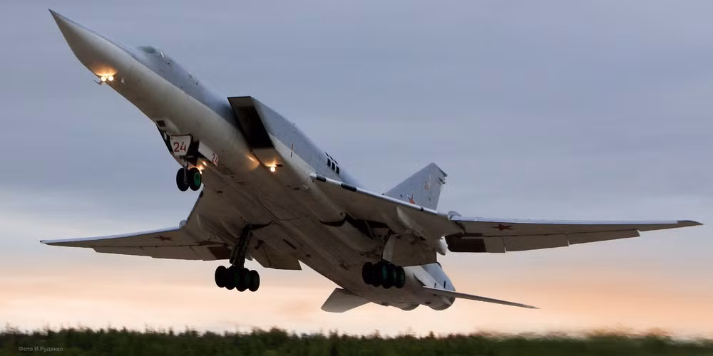 Vũ khí chính của Tu-22M3 là ba tên lửa diệt hạm hạng nặng Kh-22 với tầm bắn 600 km hoặc 10 tên lửa đạn đạo chống hạm Kh-15 có khả năng đánh trúng mục tiêu từ cách 300 km, trong khi biến thể Tu-22M3M còn có thể mang 4 tên lửa hành trình siêu vượt âm Kh-47M2 "Kinzhal".