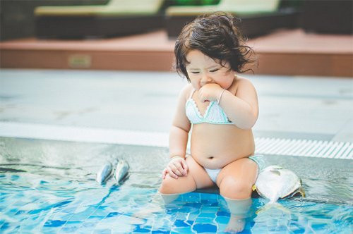 Chẳng cần tạo dáng cầu kỳ, chỉ cần ngồi, hướng ánh mắt và nụ cười về phía ống kính, bé gái mũm mĩm 10 tháng tuổi đã khiến nhiều người phải “điêu đứng” vì vẻ ngộ nghĩnh, đáng yêu của mình. Bé gái được cộng đồng mạng dành cho những lời khen có cánh như: "Mũm mĩm, đáng yêu như mỹ nhân ngư nhí", "Yêu chết đi được, chỉ muốn được cắn đôi má bụ bẫm kia"...