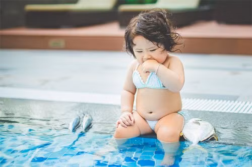 Chẳng cần tạo dáng cầu kỳ, chỉ cần ngồi, hướng ánh mắt và nụ cười về phía ống kính, bé gái mũm mĩm 10 tháng tuổi đã khiến nhiều người phải “điêu đứng” vì vẻ ngộ nghĩnh, đáng yêu của mình. Bé gái được cộng đồng mạng dành cho những lời khen có cánh như: "Mũm mĩm, đáng yêu như mỹ nhân ngư nhí", "Yêu chết đi được, chỉ muốn được cắn đôi má bụ bẫm kia"...