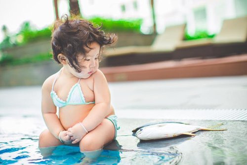 Bé gái nhận được nhiều lời khen ngợi trong ảnh là Trần Khánh My (sinh tháng 6/2015, tại TP.HCM). Trước bộ ảnh mặc bikini tạo dáng bên cá, Khánh My từng được biết đến với một vài bộ hình nghệ thuật dễ thương. Vẻ mũm mĩm, đáng yêu đã giúp cho bé gái Sài thành có một lượng fan khá “hùng hậu” với hơn 11.000 lượt theo dõi trên Fanpage.