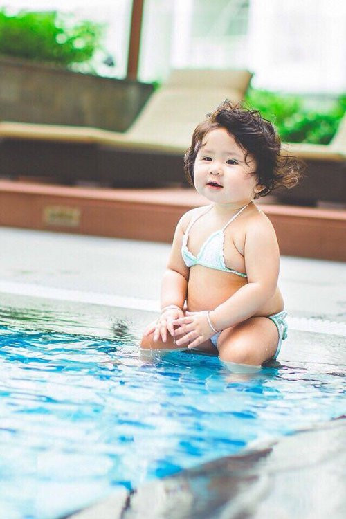 Chị Như (mẹ của bé) chia sẻ về ý tưởng của bộ ảnh độc đáo: “Đây không phải là lần đầu tiên Khánh My chụp ảnh nghệ thuật nhưng lại là lần đầu bé chụp ảnh với nước. Tuy thế, bé vẫn mạnh dạn, biểu cảm tự nhiên vì thế nên bộ ảnh được thực hiện rất nhanh chóng. Chỉ mất 15 phút tạo dáng bên hồ bơi là bé có được những hình ảnh này”.