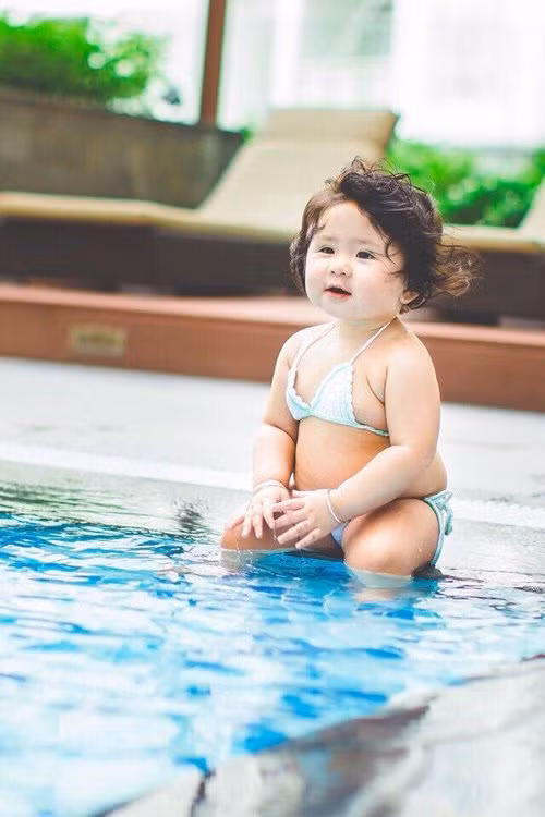 Chị Như (mẹ của bé) chia sẻ về ý tưởng của bộ ảnh độc đáo: “Đây không phải là lần đầu tiên Khánh My chụp ảnh nghệ thuật nhưng lại là lần đầu bé chụp ảnh với nước. Tuy thế, bé vẫn mạnh dạn, biểu cảm tự nhiên vì thế nên bộ ảnh được thực hiện rất nhanh chóng. Chỉ mất 15 phút tạo dáng bên hồ bơi là bé có được những hình ảnh này”.