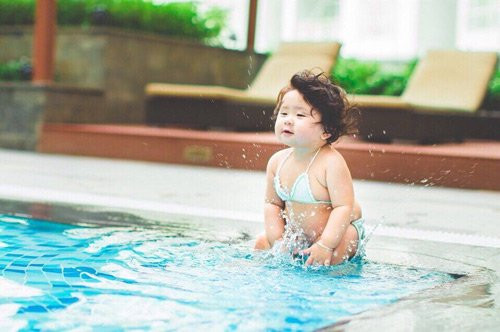 Vẻ bụ bẫm, đáng yêu của bé gái Sài thành.