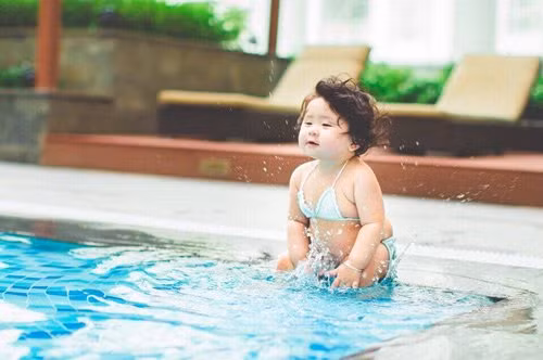 Vẻ bụ bẫm, đáng yêu của bé gái Sài thành.