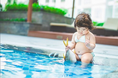 Hình ảnh bé gái 10 tháng tuổi mũm mĩm, mặc bikini tạo dáng bên hồ bơi đang được cộng đồng mạng chia sẻ rộng rãi những ngày gần đây.