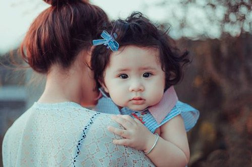 Đôi má bầu bĩnh và ánh mắt biểu cảm "chết người" của bé gái 10 tháng tuổi.