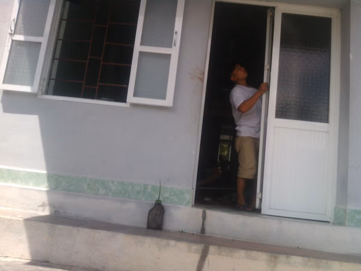 Thanh nien Hai Phong chem bo de cung vo con roi tu sat