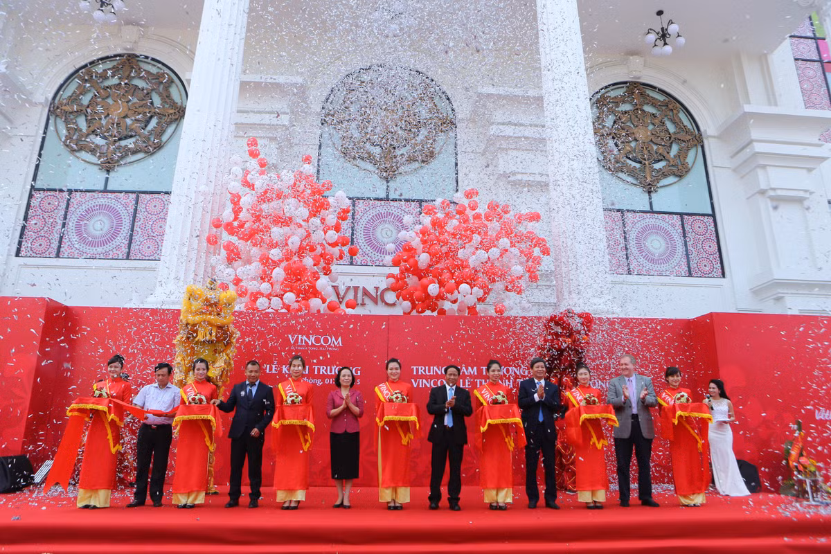 Hoanh trang, hien tai trong TTTM Vincom Hai Phong vua khai truong