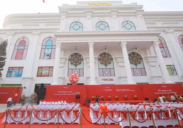 Hoanh trang, hien tai trong TTTM Vincom Hai Phong vua khai truong-Hinh-2