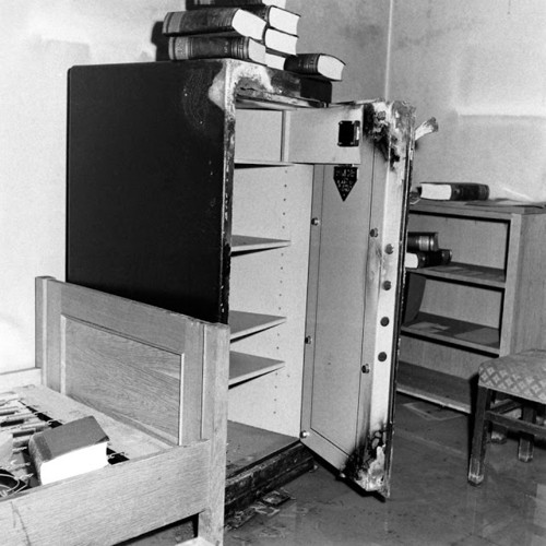 Một chiếc két sắt bị phá hủy và hoàn toàn trống trơn bên trong boongke của Hitler.