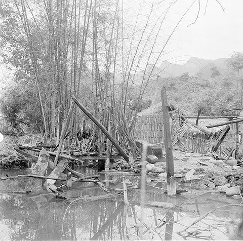 Nhà cửa của nhân dân xóm Cường Thịnh, xã Phương Tiến, huyện Vị Xuyên, tỉnh Hà Tuyên, bị đạn pháo quân Trung Quốc tàn phá. (Ảnh: Long Sơn)