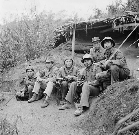 Hai phóng viên Minh Lộc và Đình Trân (giữa) tại mặt trận Hà Tuyên. Ảnh: Tư liệu