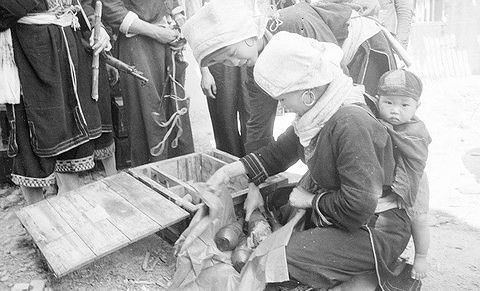 Dân quân xã Mẫu Sơn, huyện Cao Lộc, tỉnh Lạng Sơn, bám trụ trong 7 ngày đêm, vận chuyển hàng chục tấn đạn dược, lương thực tiếp tế cho bộ đội trong cuộc chiến bảo vệ biên giới phía Bắc Tổ quốc. (Ảnh: Long Sơn)