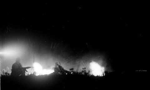 Chiến sỹ Đại đội 8, Đoàn X đánh trả địch lấn chiếm điểm cao biên giới ở huyện Vị Xuyên, tỉnh Hà Tuyên. (Ảnh: Minh Lộc)