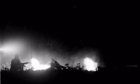 Chiến sỹ Đại đội 8, Đoàn X đánh trả địch lấn chiếm điểm cao biên giới ở huyện Vị Xuyên, tỉnh Hà Tuyên. (Ảnh: Minh Lộc)