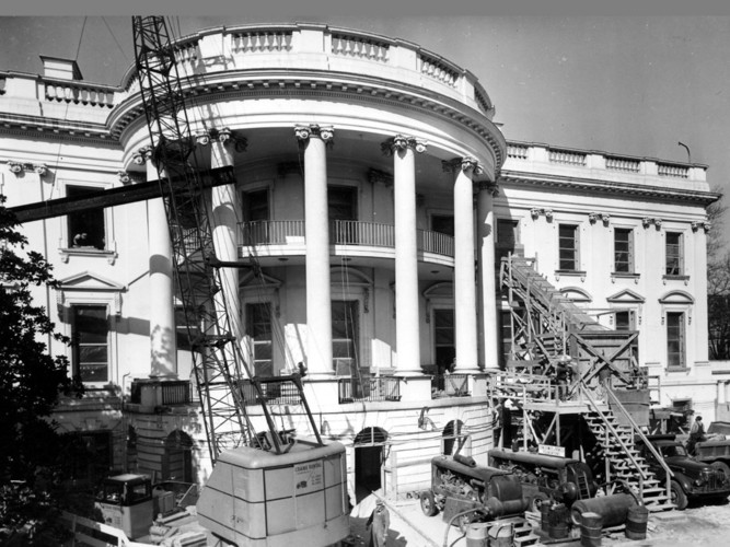 Việc xây dựng Nhà Trắng bắt đầu từ năm 1792 bởi một đoàn công nhân gồm các nô lệ và những người nhập cư đến từ Ireland, Scotland và các nước châu Âu khác.