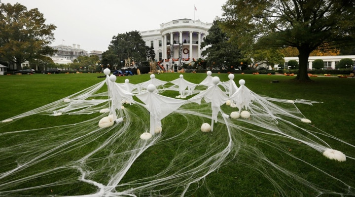 Nhà Trắng cũng được cho là bị ma ám khi nhiều nhân viên và các nhà lãnh đạo trong hàng thập kỷ qua đều kể lại việc họ từng nhìn thấy những bóng người giống Tổng thống Andrew Jackson, Tổng thống Thomas Jefferson và Đệ nhất phu nhân Dolley Madison.