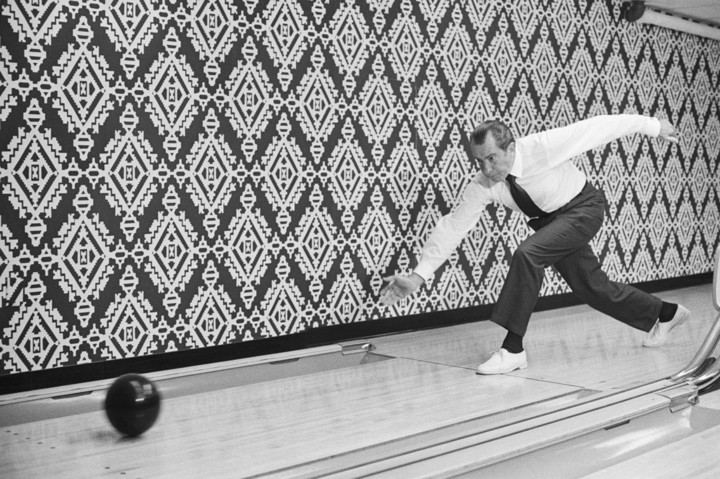Tổng thống Richard Nixon từng bố trí một khu vực để chơi bowling dưới một tầng hầm mà hiện nay khu vực này đã trở thành địa điểm đặt Phòng Tình huống, một cửa hàng hoa, cửa hàng đồ mộc và phòng nha sĩ.