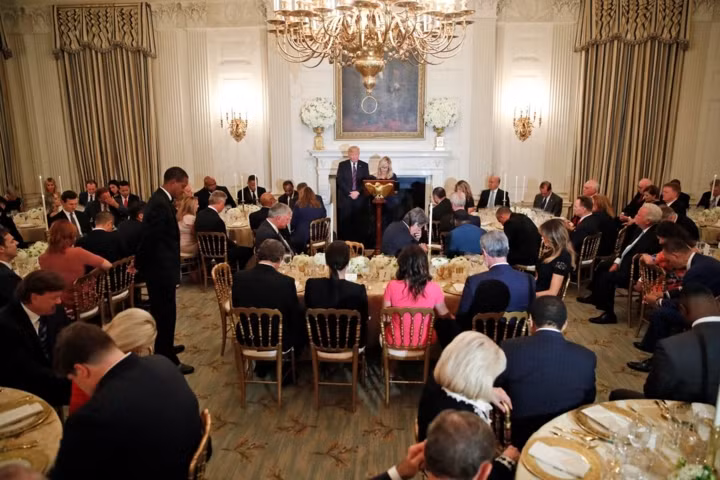 Mặc dù các chức năng của Nhà Trắng rất phong phú nhưng không phải mọi dịch vụ ở đây đều miễn phí. Tổng thống cũng có các hóa đơn phải trả vào cuối tháng nếu tổ chức các bữa tiệc riêng.