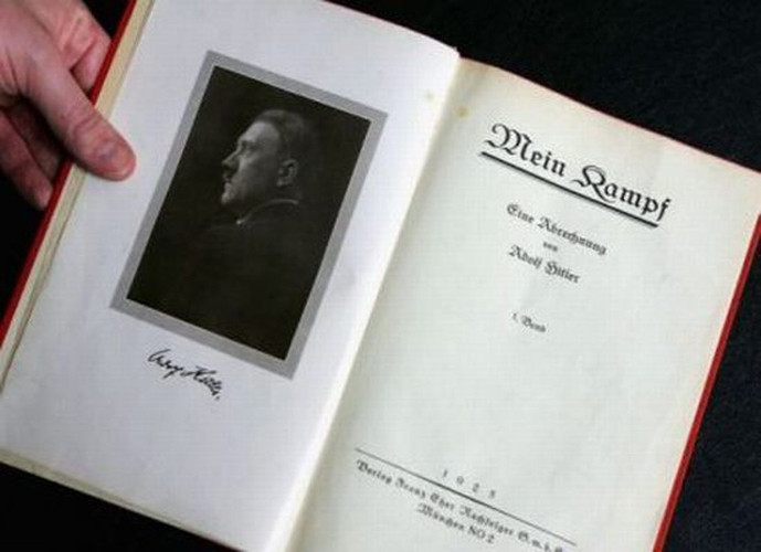 Ấn bản in lại cuốn tự truyện 'Mein Kampf' của nhà độc tài Adolf Hitler thời Thế Chiến 2 và là một trong số ít những bản sao có chữ ký của tác giả. Tác phẩm có giá 48.000 USD.