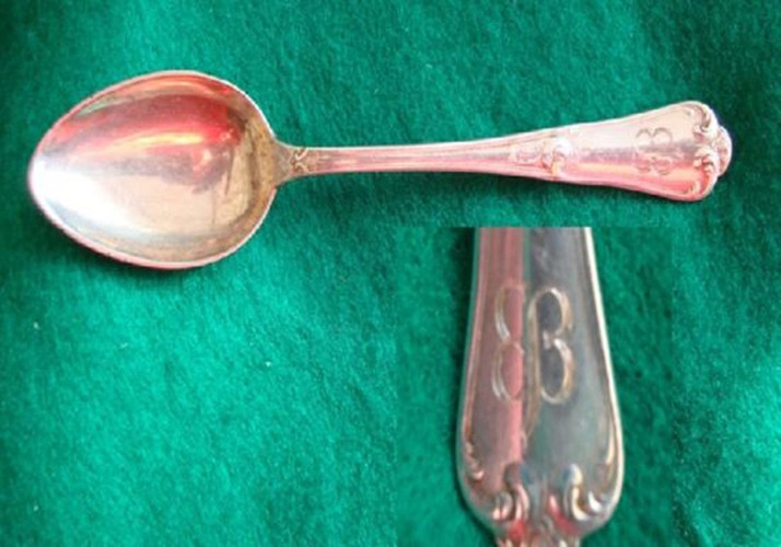 Chiếc thìa này đã được Hitler và người tình Eva Braun của ông sử dụng khi ở tại một khu nghỉ dưỡng. Chiếc thìa có giá 16.180 USD.