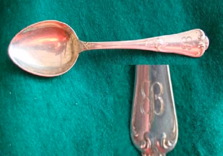 Chiếc thìa này đã được Hitler và người tình Eva Braun của ông sử dụng khi ở tại một khu nghỉ dưỡng. Chiếc thìa có giá 16.180 USD.