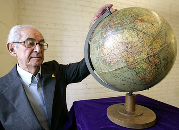 Hitler có lẽ sử dụng quả cầu địa lý này khá thường xuyên để phục vụ cho các kế hoạch xâm lăng của mình. Sau Thế chiến II, một người lính Mỹ tên James Barsamian đã tìm thấy đồ vật này trong văn phòng của Hitler, nhưng chỉ công bố trước công chúng khi ông quyết định bán đấu giá vào năm 2007. Quả cầu có giá 15.000 đến 20.000 USD.