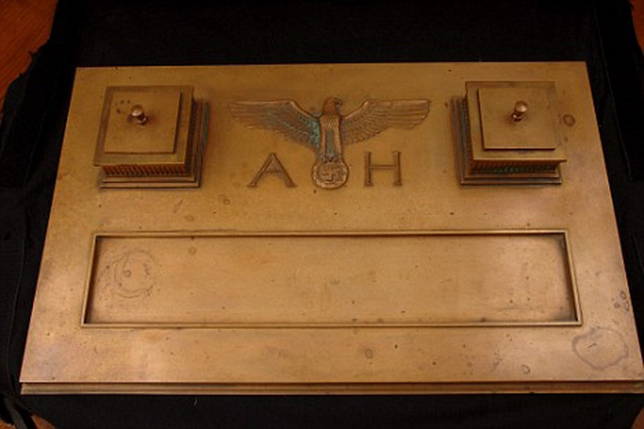 Tại chiếc bàn làm việc này, Hitler đã ký kết nhiều tài liệu quan trọng. Một trong số đó là Hiệp định Munich, do Đức Quốc xã, Italy, Pháp và Anh ký kết vào năm 1938. Bàn làm việc này từng thuộc về một luật sư ở Houston, Mỹ và sau đó người này đã tặng nó cho một nhà bán đầu giá. Chiếc bàn có giá 1 triệu USD.