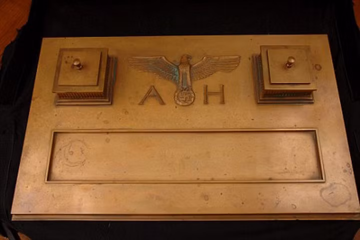 Tại chiếc bàn làm việc này, Hitler đã ký kết nhiều tài liệu quan trọng. Một trong số đó là Hiệp định Munich, do Đức Quốc xã, Italy, Pháp và Anh ký kết vào năm 1938. Bàn làm việc này từng thuộc về một luật sư ở Houston, Mỹ và sau đó người này đã tặng nó cho một nhà bán đầu giá. Chiếc bàn có giá 1 triệu USD.